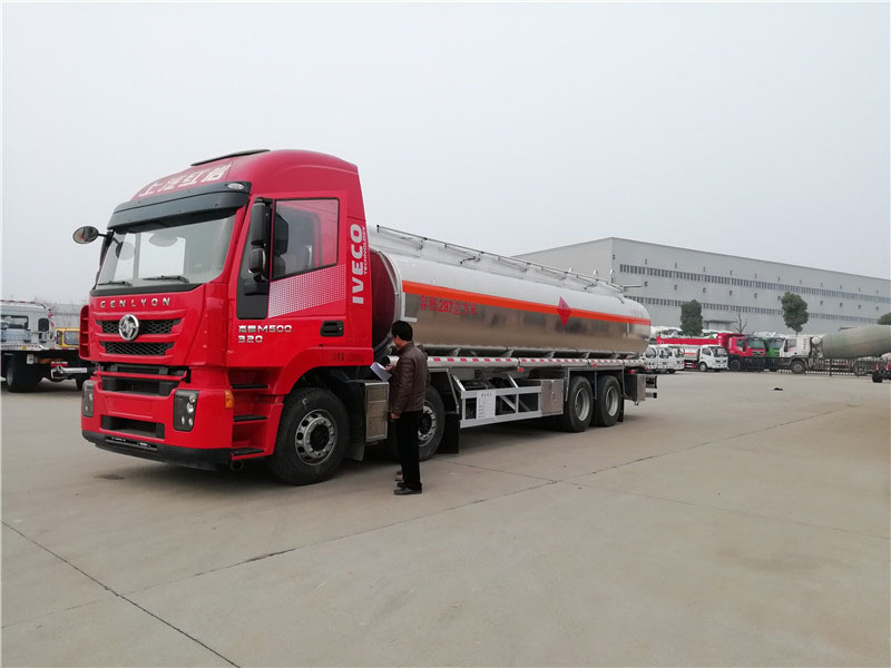 上汽紅巖29.7方前四后八鋁合金運油車(chē)，20噸運油車(chē)